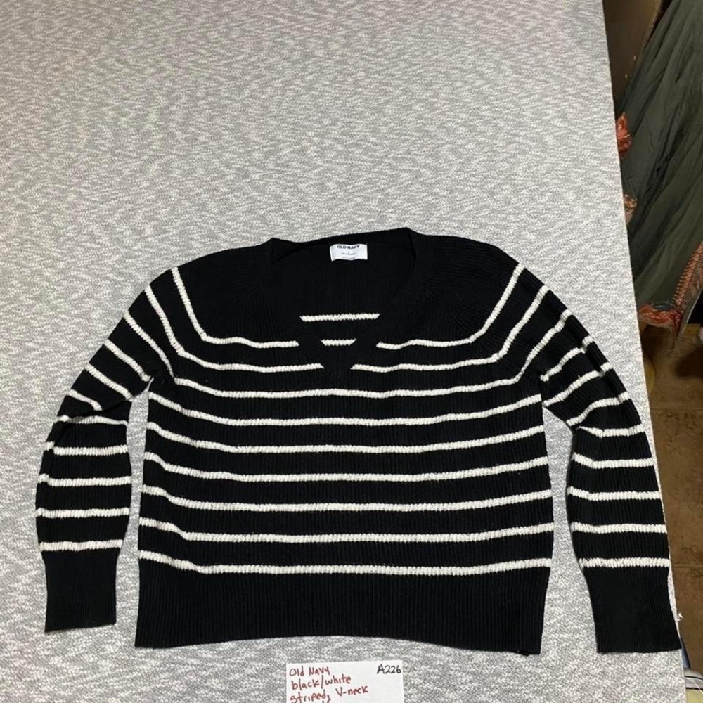 Old Navy black/white striped V-neck sweater women S. SKU-A226 #knitwear